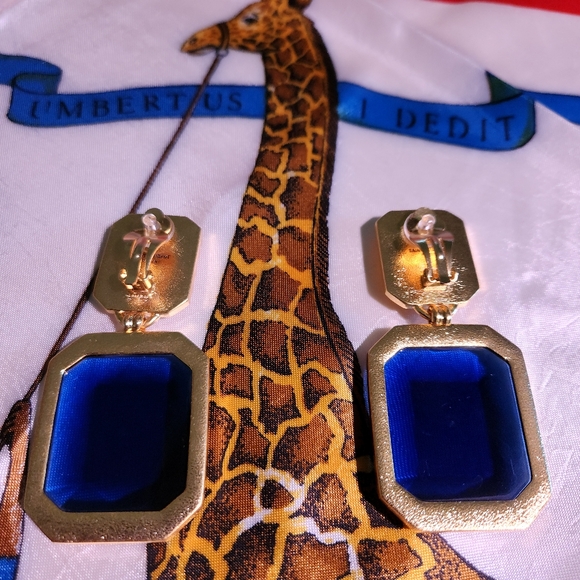 YSL Saint Laurent Runway Item🔥Stunning🔥Clip on drop earrings (HAUTE) - Picture 5 of 7